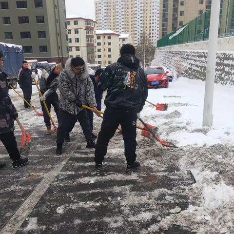 清道路保平安，森林消防大队开展扫雪除冰行动