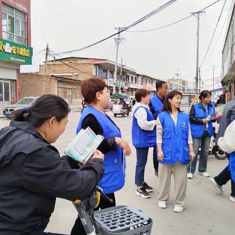 法律知识进乡村，定襄县宏道镇网格致力于打造美好社会氛围，携手宏道镇司法所进行法律宣传活动，使得老百姓通过网格员的细致讲解中知法懂法，简单言语表达出真正意蕴，通过法律宣传懂得如何保护自己，保护家人。