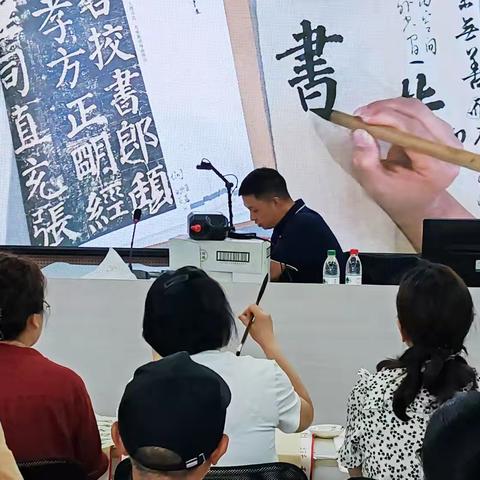 万盛老研会举行书画培训活动