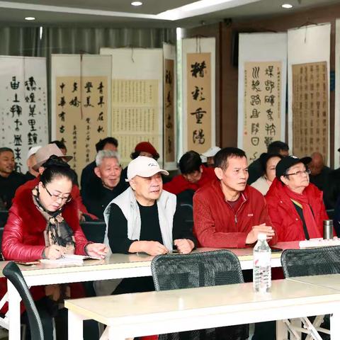 万盛老研会举行会员大会暨国画培训