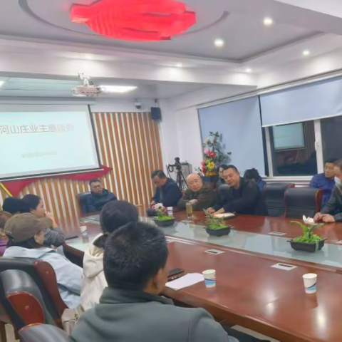 昼访夜谈听民意     小区党建聚民心