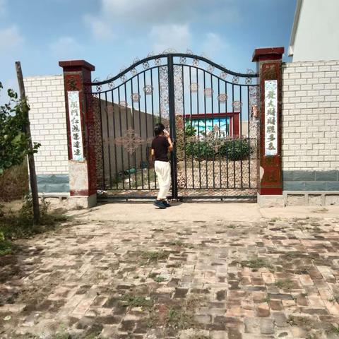 网格员巡查“闲置院落”