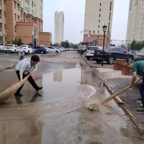 群众利益无小事，对于广大人民群众来说，他们身边的每一件琐碎小事，都是实实在在的大事。烈日炎炎，气温逐渐升高，为保障广大人民群众的出行方便，我们网格员帮忙一起清扫积水。