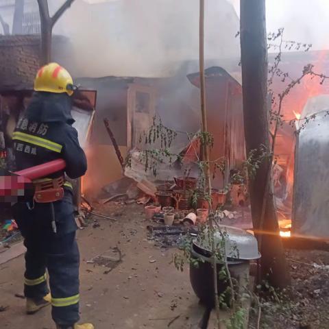 屋后堆放杂物起火 网格+消防快速处置