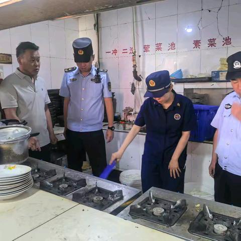 辖区联动执法：烈日下筑牢商户“食安+消防”双防线