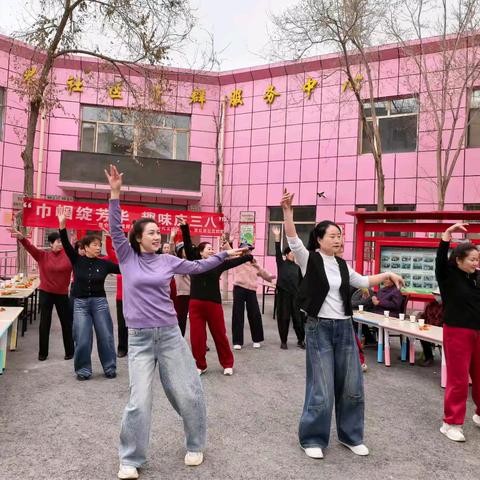 东城区昆仑路街道育红巷社区“巾帼绽芳华 趣味庆三八”主题活动