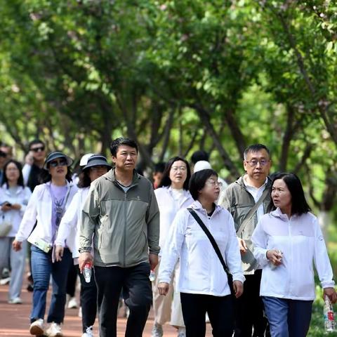 长治日报社举行职工健步行暨“大美长治 影像湿地”手机摄影比赛