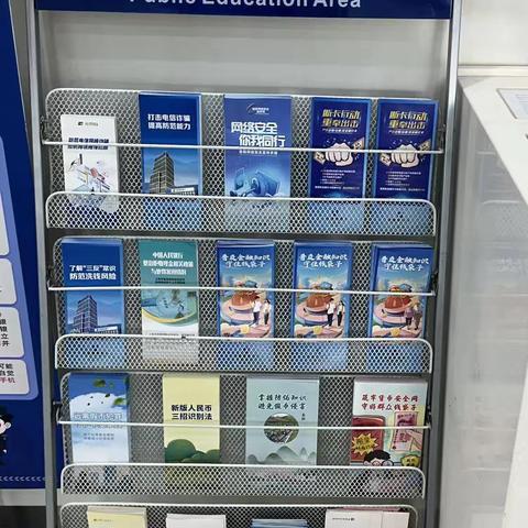 【建行青岛少山路支行】厅堂识破网恋骗局 警银联动守护“钱袋子”