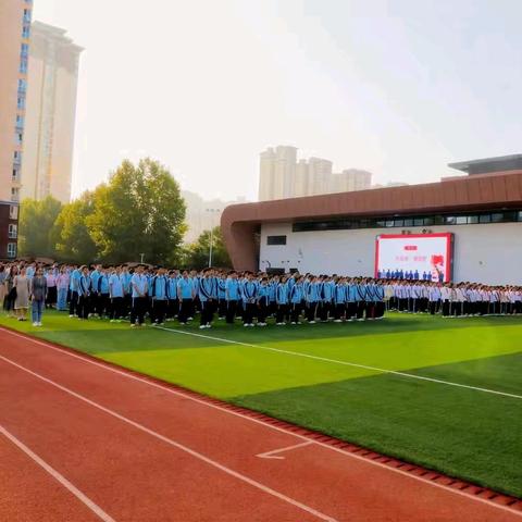 秋光为序新征程 逐梦思行向未来 ——莲湖一中举行2025年 秋季开学典礼暨表彰大会