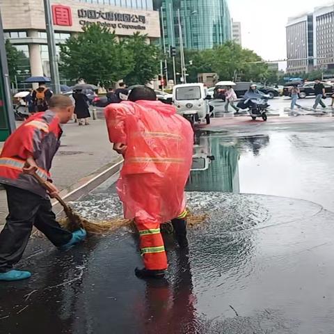 综合七班     积极应对极端天气，推水清淤保畅通