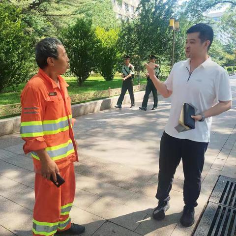 干路二班环卫工人 拾金不昧 诚信归还