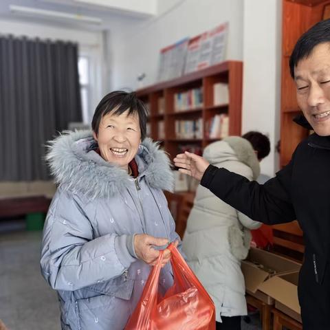 元宵佳节送汤圆，情真意浓暖人心