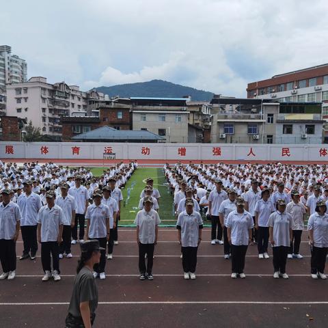 铸剑铸魂，强国强心——龙岩市高级中学2024届高三（4）班军训记录