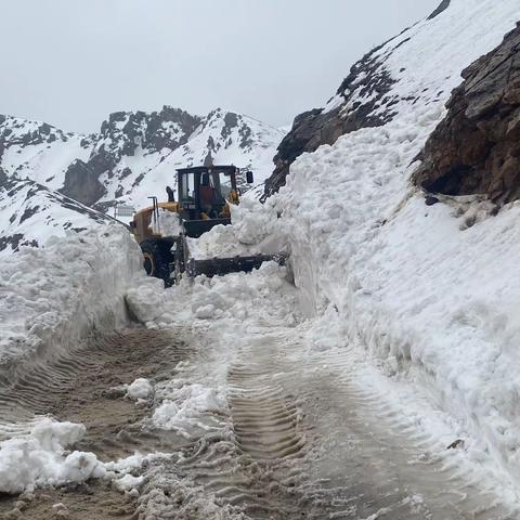 “洛克之路”公路忙，除雪保畅显担当