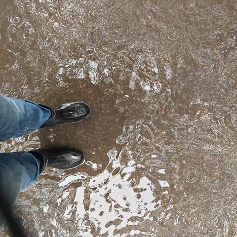 雨鞋里的时光印记