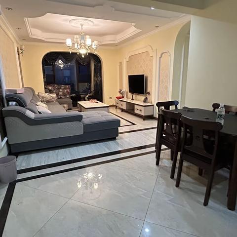 出租：玉龙半岛，精装三房一卫，中间楼层，年租金16000，可半年付，☎65024