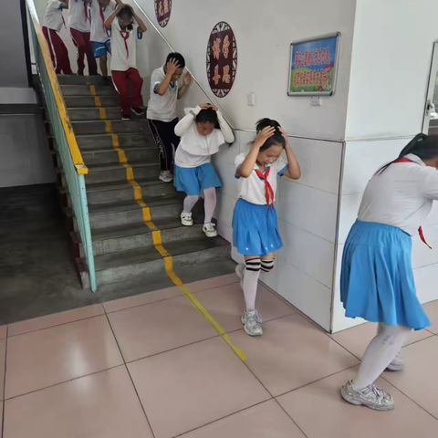 “防震减灾，地震演练”——白涧镇天平庄中心小学地震逃生演练