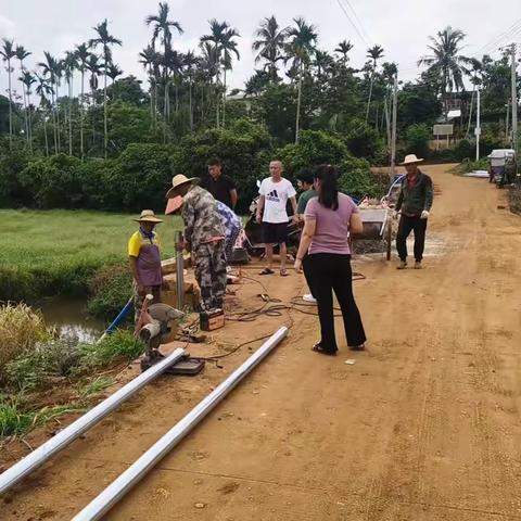 把实事办到群众心坎上——美城村急弯临河路段护栏工程扎实推进