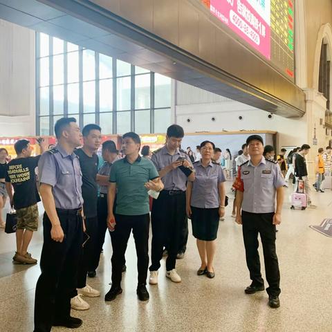 旅服传媒公司副总经理罗钢对汉口分公司暑运安全工作进行检查