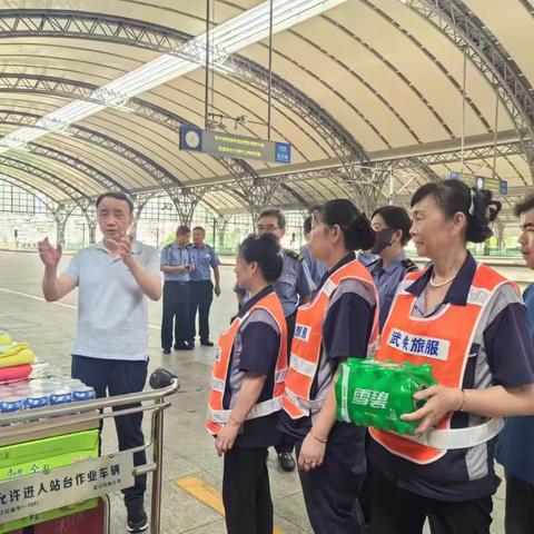 夏送清凉暖人心   凝心聚力鼓干劲 ——集团公司领导慰问汉口分公司、乘务分公司一线职工