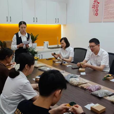 黄石分行营业部开展“端午送清风 香囊载廉味”香囊DIY节日活动