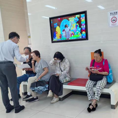 龙平支行开展反假宣传活动提升群众防范意识