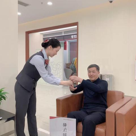 龙岗工行平湖支行开展 重阳敬老活动