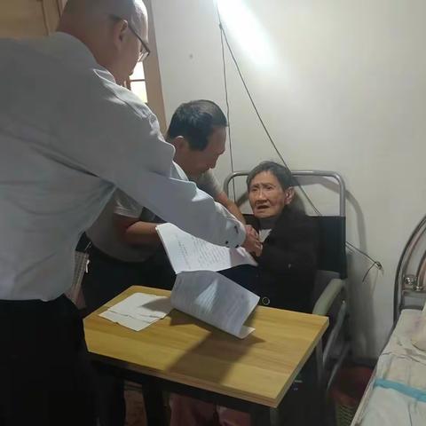 东街支行用心服务，为 94 岁老教师上门办理社保卡