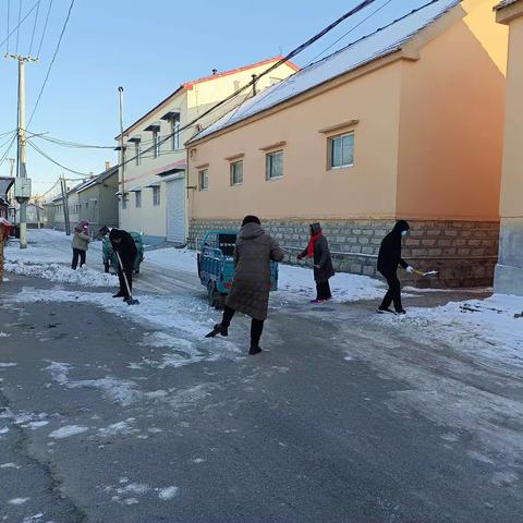 大雪纷飞，清扫大雪