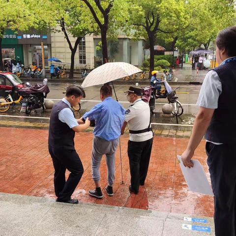 龙茗路支行——暴雨中建行人的守望相助