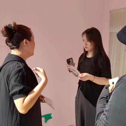 许继社区开展优化营商环境为企业商户发放服务管家明白卡活动