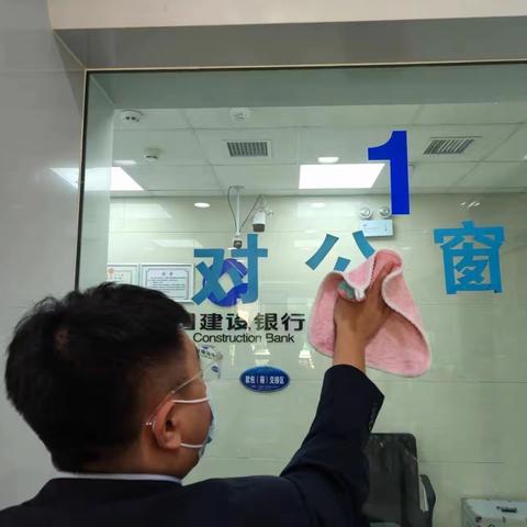龙沙支行开展“环境清洁日”活动