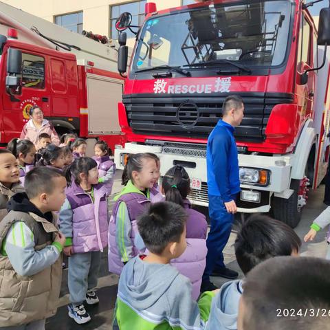 大三参观消防队（二）
