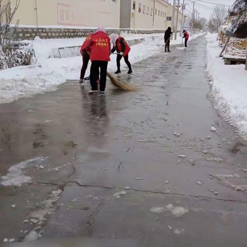 清雪除冰守护群众出行