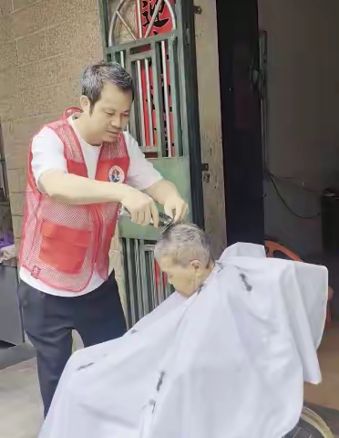 大爱持续中，欧芭集团蔡艺卓带领名姿爱心义剪队现身双岭村