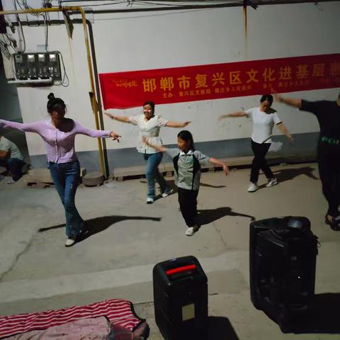 康庄乡会星头村开展“双争”进行时—“欢乐城乡”文化惠民活动