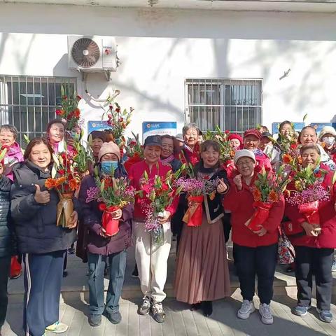 花香暖意满三月 情意浓浓巾帼梦