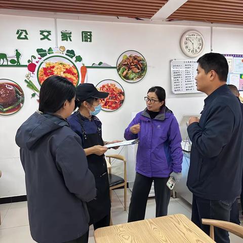 匡山小区东街社区落实“门前五包”，规范商户门前秩序
