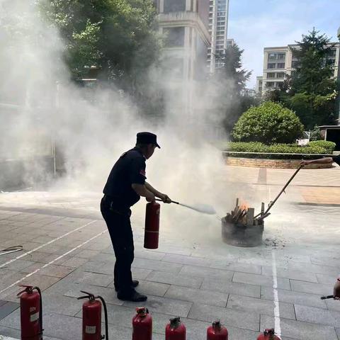 开展消防演练，筑牢安全防线