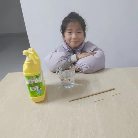 二一班童佳婳的科学小实验——会站立的牙签
