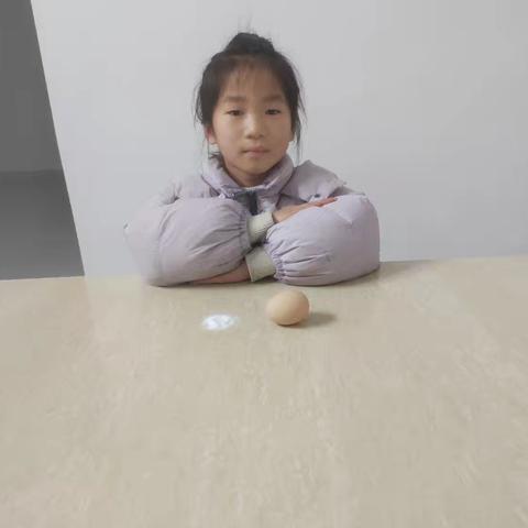 二一班童佳婳的科学小实验——会站立的鸡蛋