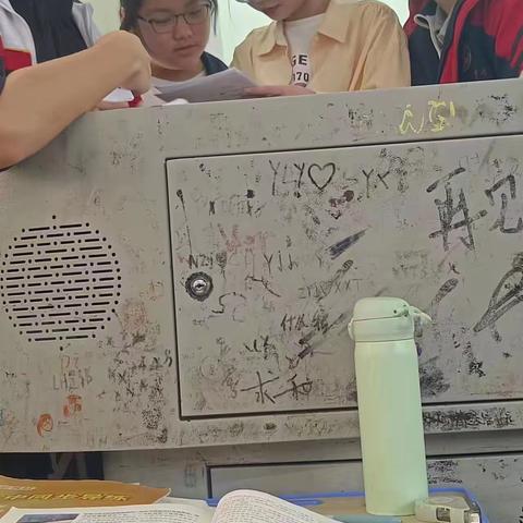课堂教学、课间指导学生及部分学生作业掠影  吴莉莉
