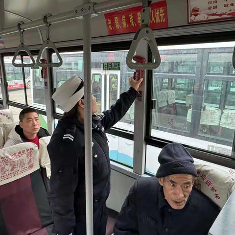 《武乡车管》节后上班第一天深入公交客运企业叮嘱司机一定要把人民群众的出行安全放在首位
