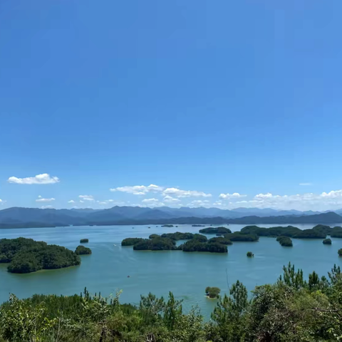 千岛竞秀水云间，一湖碧波映蓝天