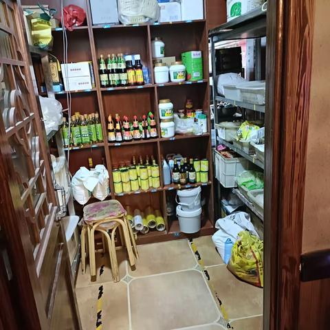 刘家大院铁锅居，2023-8-8-水电气已关闭，库房已收拾，车库已关闭后门已关闭