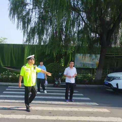 交警护学岗｜暖心护学让学生更安全，全力守护让家长更安心！