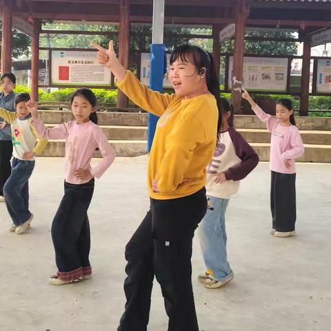 柳北区石碑坪镇“启德五老工作室”老少同心排节目，欢欢喜喜迎新年