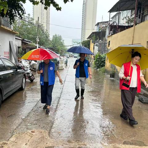 智远街道义和社区开展雨天巡查工作