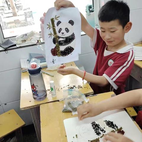 党建润童心 种子绘初心——三年级三班开展种子粘贴画社团活动