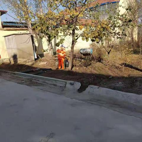 提升村居环境卫生 网格员在行动